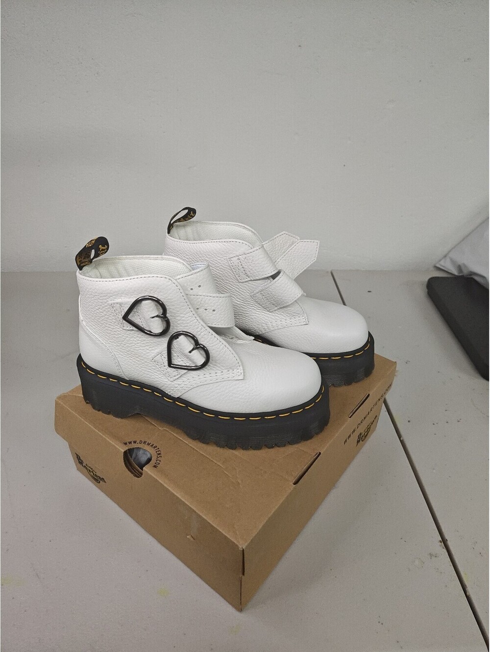 Dr. Martens Devon Heart White Platform Boots Women’s 8 NIB 26439100